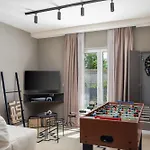 Eleni Villa *