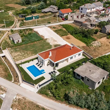 Eleni Villa