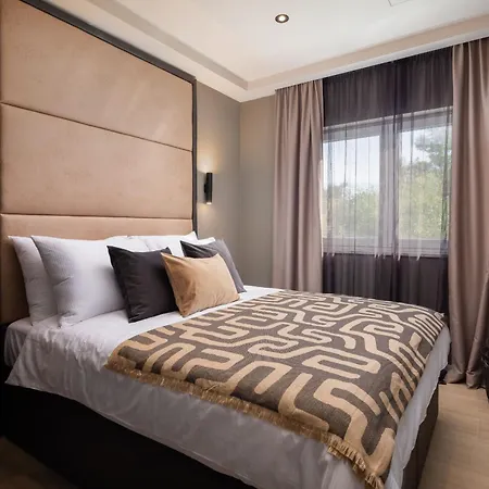 Eleni Вилла Любач