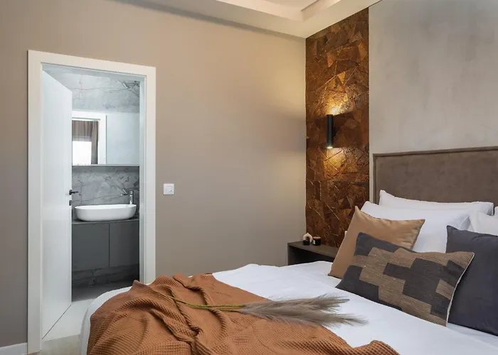 Eleni Вилла Любач