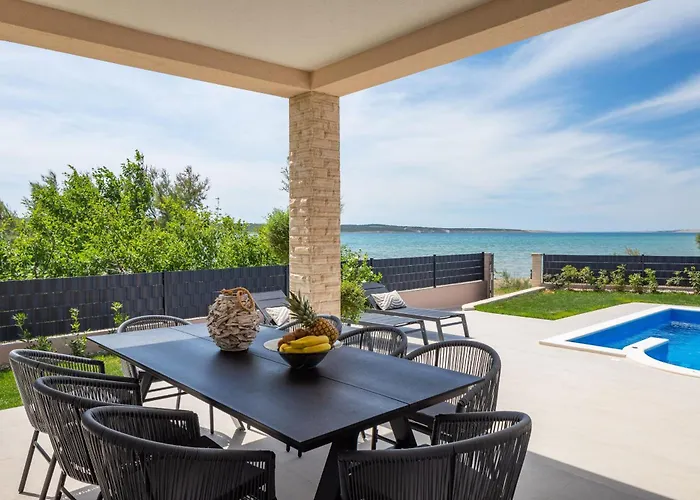 Eleni Вилла Любач